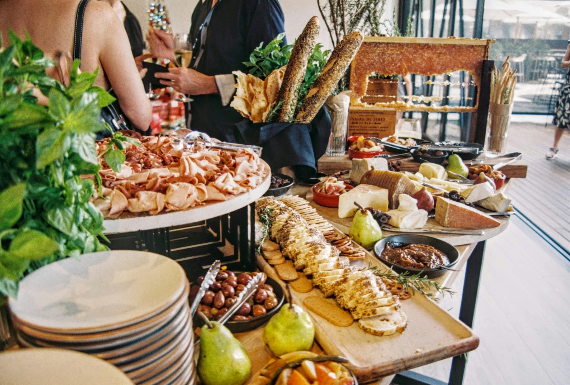 Tagliere di salumi, formaggi e frutta allestito per un servizio di catering
