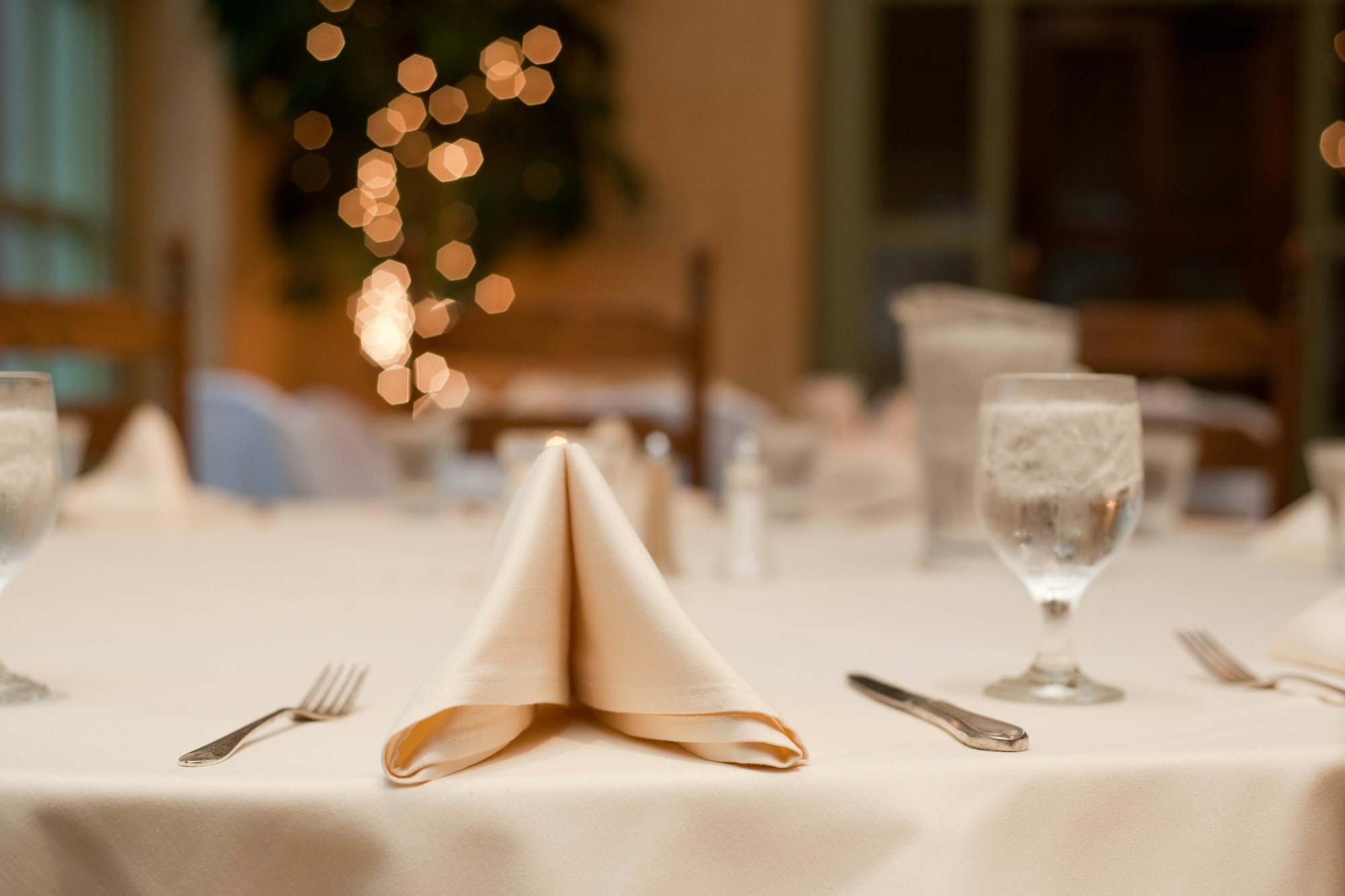 Tavolo elegantemente apparecchiato con bicchieri e tovagliolo, per un servizio di catering